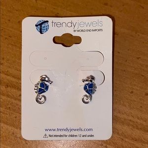 Seahorse shapes earrings